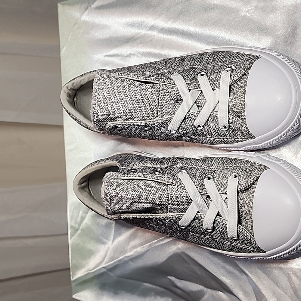 New- Little Girls Light Grey Canvas Converse with Pink Tongue Size 2
